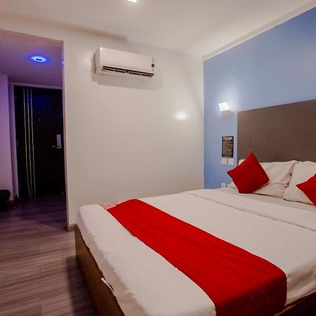 Oyo 666 Mc Hotel Fairview Quezon City Esterno foto