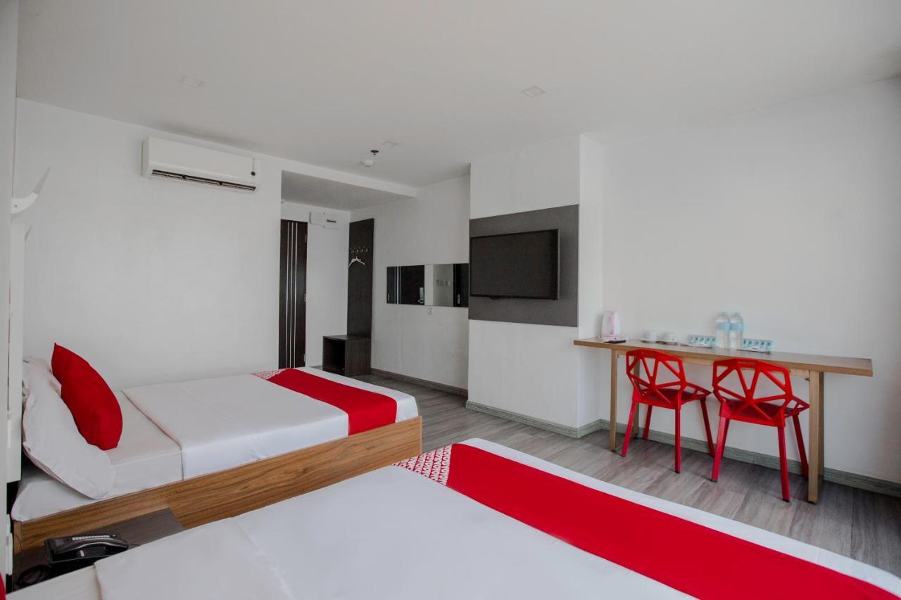 Oyo 666 Mc Hotel Fairview Quezon City Esterno foto