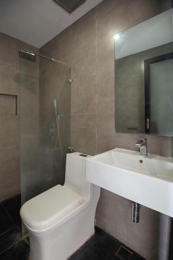 Oyo 666 Mc Hotel Fairview Quezon City Esterno foto